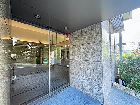 ガラス扉のある建物入口付近のエントランス