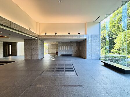 窓際の緑を望む広いエントランスホール