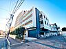 外観：複数階の大型マンション外観、周辺に電柱と歩道あり