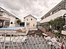 周辺：建物周辺の住宅街とフェンス越しの敷地