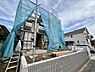 外観：建築中の戸建て住宅と前面道路