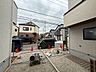 駐車場：駐車場スペースと住宅の外観が見える住宅街の様子