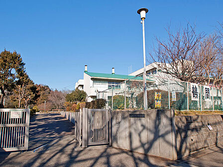 町田市立鶴間小学校 距離約900m