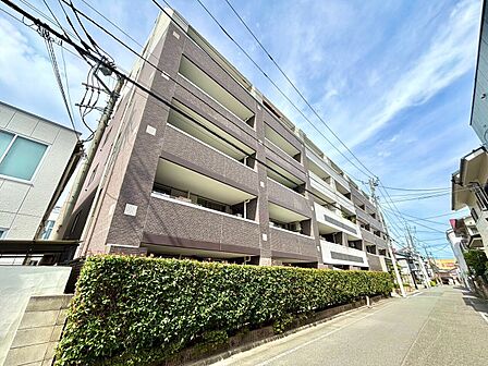 複数階の集合住宅の外観周囲に植栽がある環境