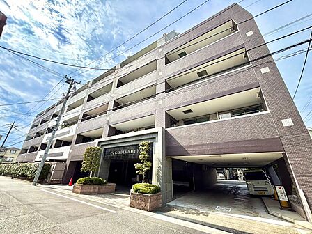 複数階建てのマンションの外観です