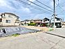 外観：住宅街の一角にある更地の土地と周囲の家々の外観