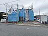 外観：建築中の建物を道路側から撮影