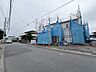 外観：建築中の建物と前面道路の様子