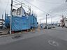 周辺：建築中の建物がある前面道路の様子