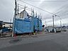 外観：建築中の建物と周辺道路の様子