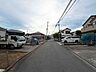 周辺：住宅街の舗装された道路と周辺の家々の様子です