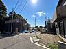 外観：住宅街の角地で日当たり良好な現地の様子です