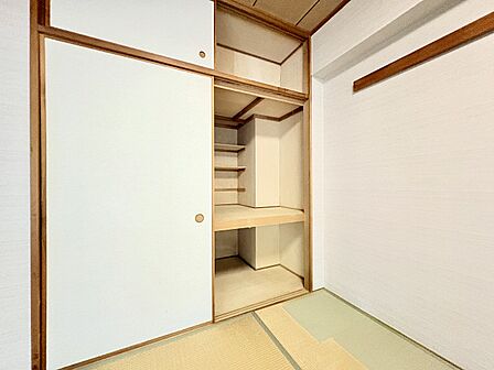 和室の収納付き押入れがある室内の様子