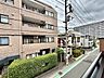 外観：住宅街にある4階建てマンションの外観と街並み