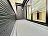 その他：建物間の通路と窓を確認できます
