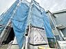 外観：工事中の建物外観と足場の様子
