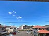 周辺：住宅街の建物と青空を望む周辺風景