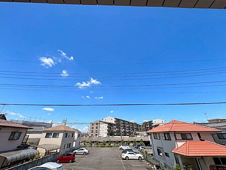 住宅街の建物と青空を望む周辺風景