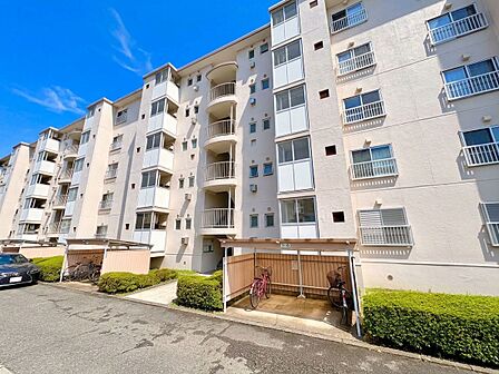 複数階建てのマンション外観空と建物の景色が見える