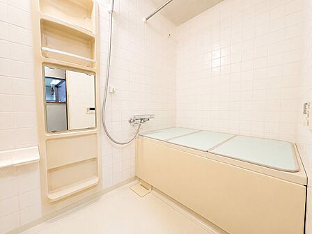 シンプルな白タイルの浴室と洗い場付きの浴槽