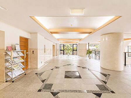 広々としたマンションのエントランスホール
