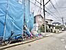 外観：住宅街の道路沿いにある建築中の建物
