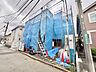 外観：建築中の建物と前面道路