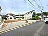 周辺：住宅街の中の更地で、周囲に戸建てが建ち並ぶ