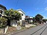 外観：戸建て住宅が並ぶ道路沿いの外観