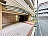 駐車場：建物前面の屋根付き駐車スペースと前面道路