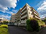 外観：植栽に囲まれた集合住宅の外観