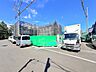 周辺：建物周辺の道路とトラックが見える外観