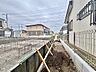 周辺：建物脇の細い通路と周辺住宅
