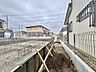 周辺：建物沿いの細い通路と周辺の住宅街