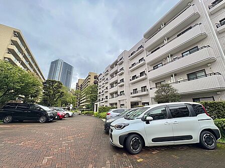 集合住宅の外観と敷地内の駐車スペース