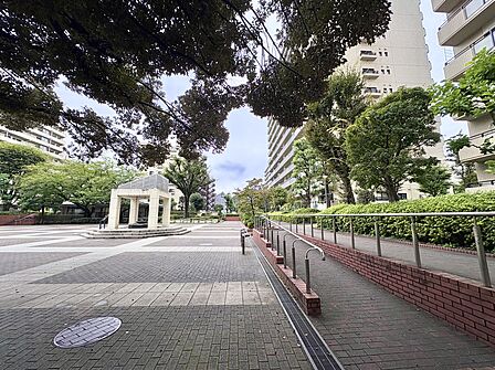緑の植栽と歩道が整備された建物周辺