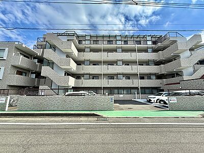 外観:建物沿いの道路と周辺の住宅街 外観:建物沿いの道路と周辺の住宅街