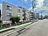 外観：建物外観と前面道路の様子