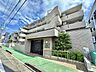 外観：植栽を備えたコンクリート造の建物外観