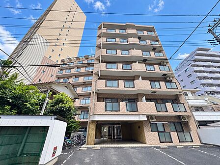 複数階建ての集合住宅外観と前面道路