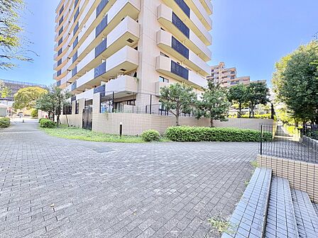 建物前の舗装されたアプローチと植栽