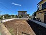 外観：建物に隣接した整地前の敷地