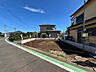 外観：道路沿いの敷地と戸建て住宅