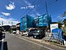 外観：道路に面した建築中の建物と周辺の住宅