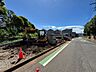 周辺：道路沿いの工事現場と周辺の街並み