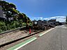 周辺：線路沿いの道路と周辺の建物