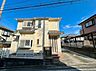 外観：外観と前面道路を写した戸建て住宅