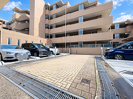 マンションの外観と舗装された敷地