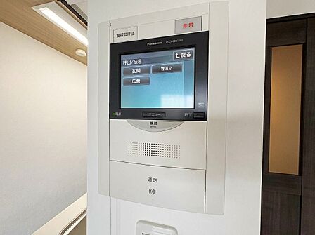 壁面に設置されたモニター付き設備