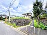 周辺：住宅周辺の道路と植栽の様子